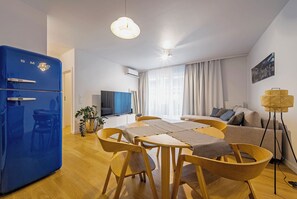 Apartment, Balkon | Essbereich im Zimmer