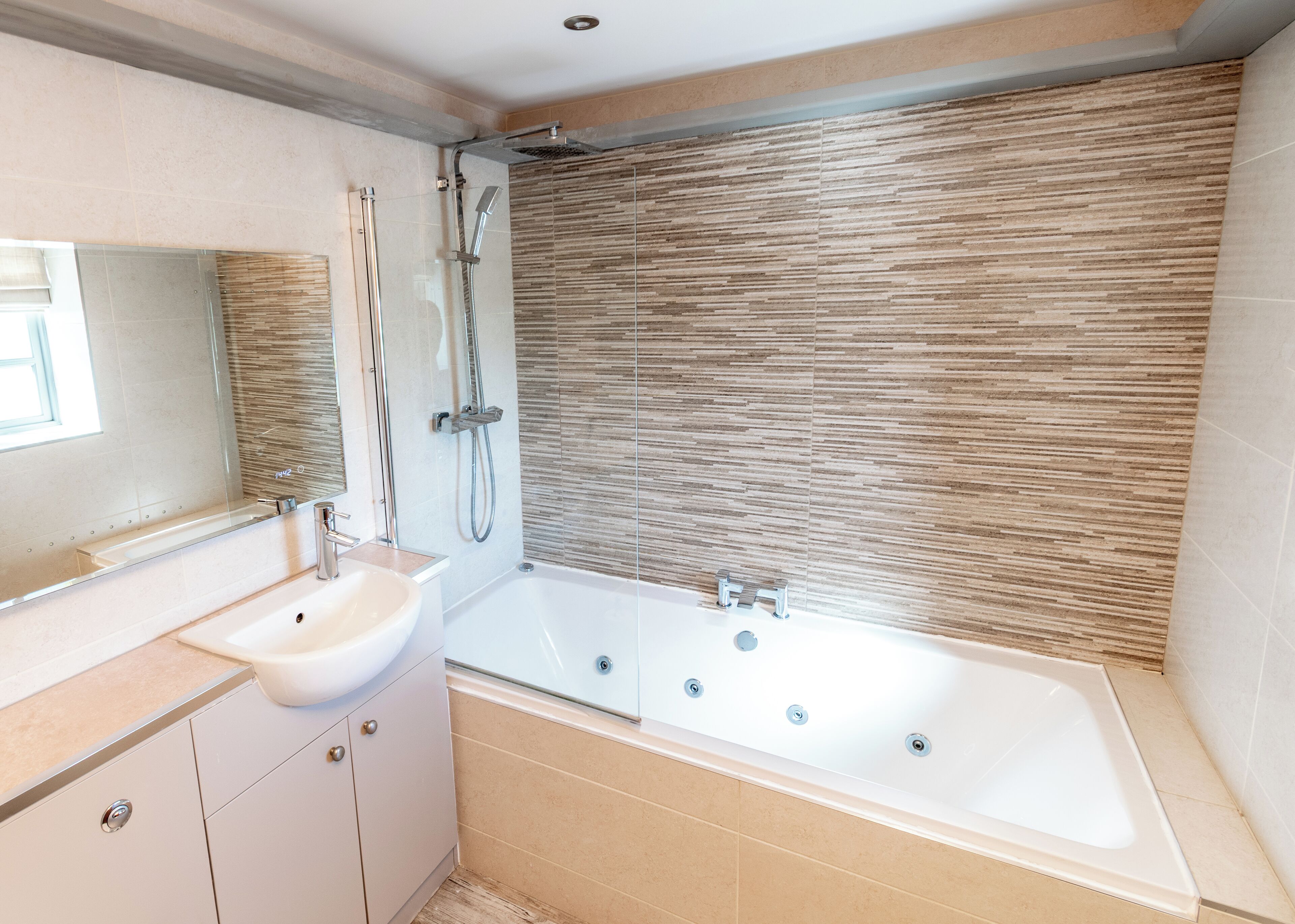 Superior tweepersoonskamer, uitzicht op binnenplaats | Badkamer | Een douche, handdoeken, zeep, shampoo