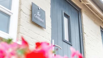 مساحة عمل للكمبيوتر المحمول ومكواة/لوح كي وواي فاي مجانًا