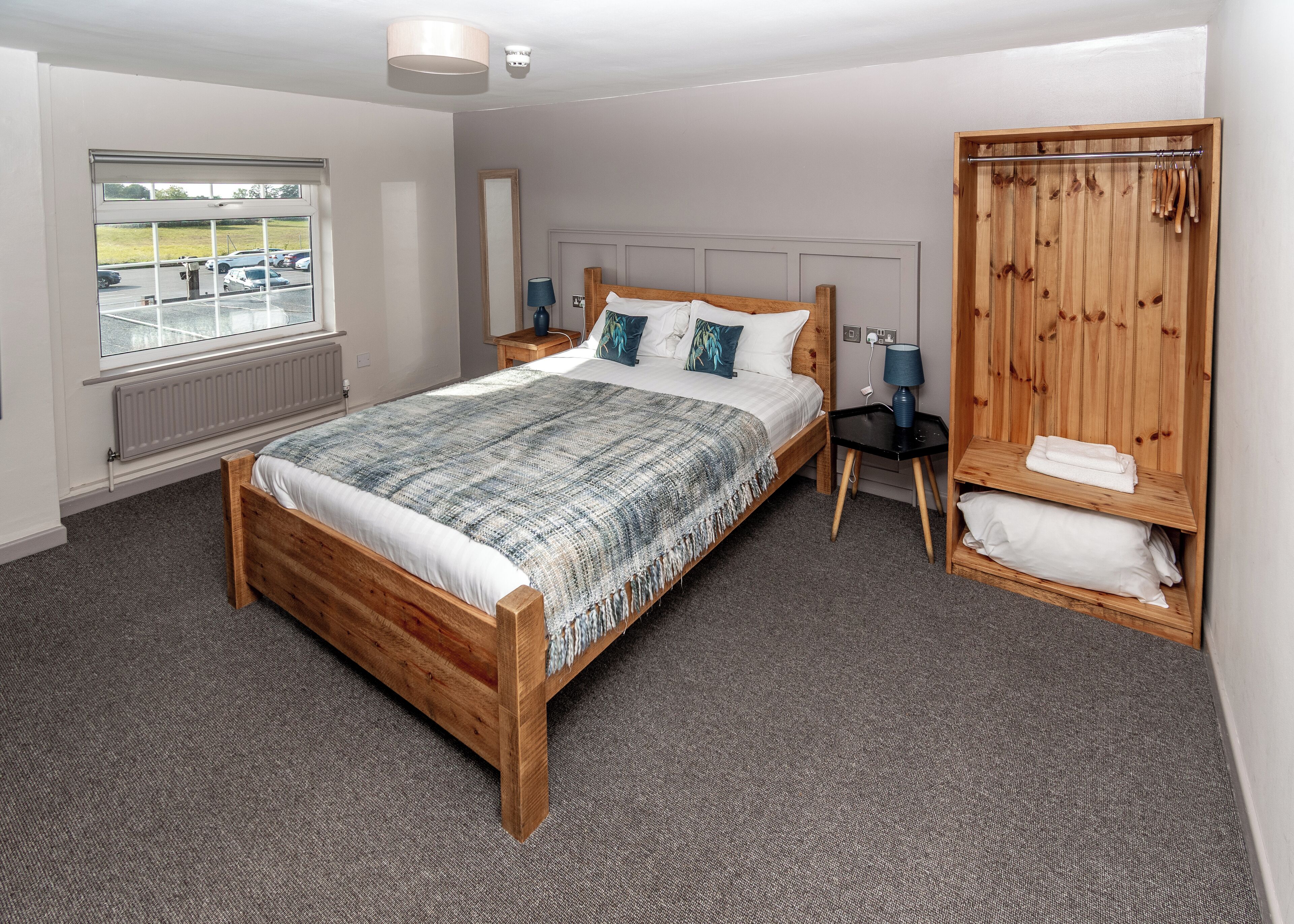 Laptop workspace, iron/ironing board, free WiFi