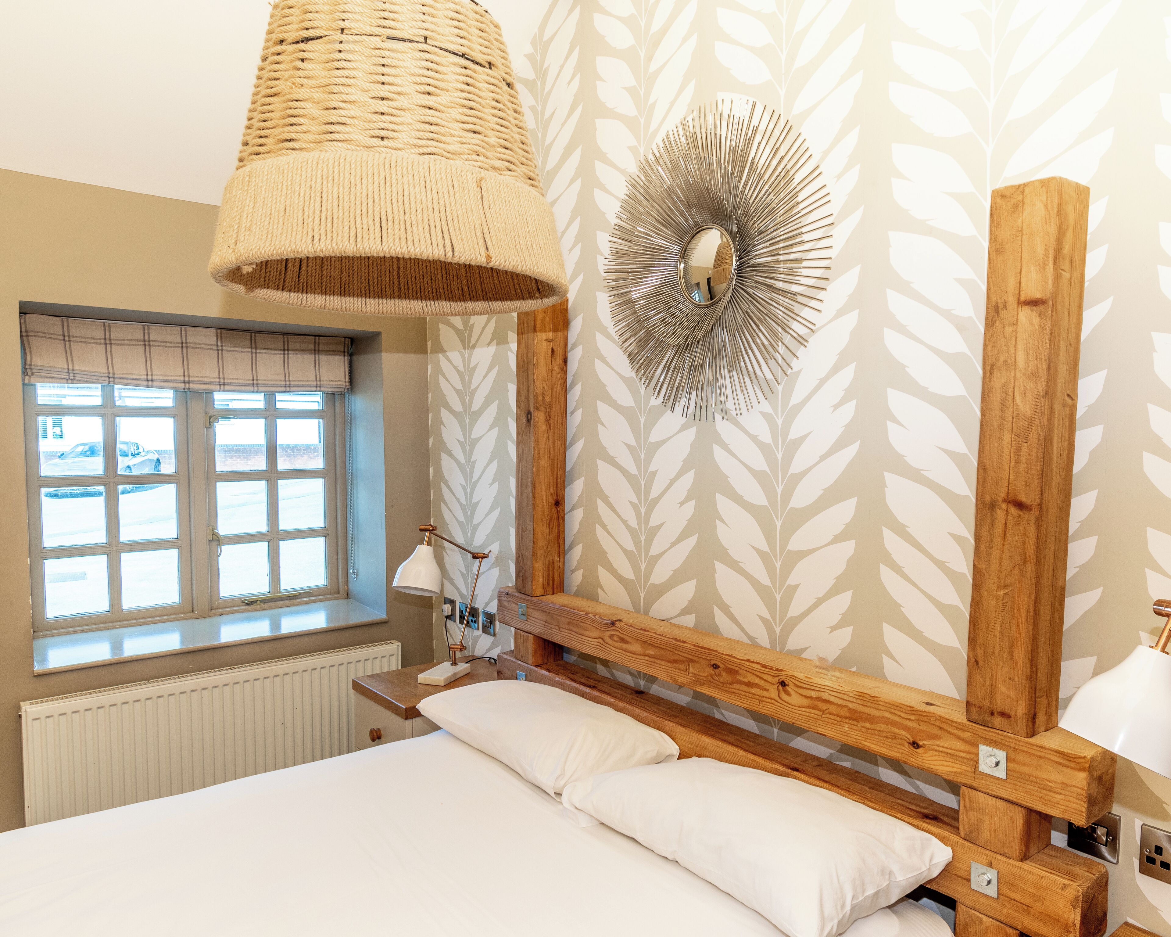 Habitación doble superior, vistas al patio | Espacio para trabajar con un portátil y tabla de planchar con plancha