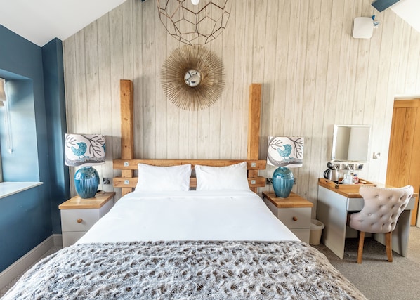 Dobbeltrom – superior, bakgårdsutsikt | Skrivebord for bærbar PC, strykejern/-brett og wi-fi (inkludert)