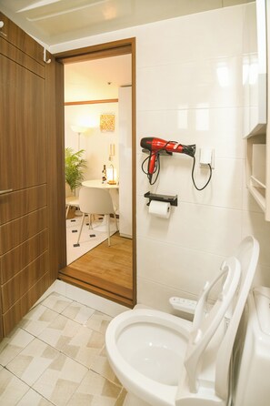 Hair dryer, bidet, towels, soap - Urban Nest · Chic Studio 3min Konkuk, Seongsu Hotspot Just 1 Stop Away (Seoul)