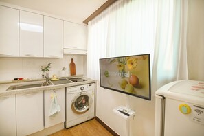 Private kitchen - Urban Nest · Chic Studio 3min Konkuk, Seongsu Hotspot Just 1 Stop Away (Seoul)