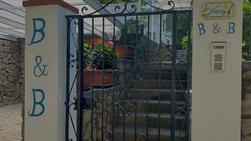 Entrada al alojamiento