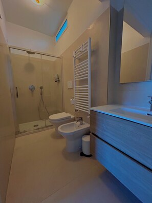 Superior Double Room, Garden View | Bathroom | Shower, free toiletries, hair dryer, towels - Capri Melody (Anacapri)