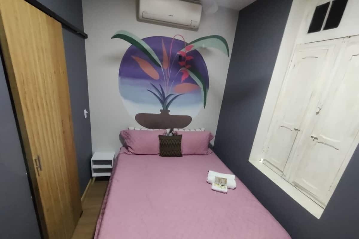 Iron/ironing board, free WiFi, bed sheets