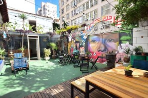 Outdoor dining - Aurora Hostel Rio (Rio de Janeiro)