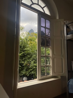 Economy-Vierbettzimmer, Bergblick
