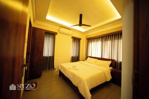 Espacio para trabajar con laptop y cortinas blackout 