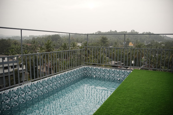 Rooftop pool - Spezio Luxurious Apartments (Perinthalmanna)