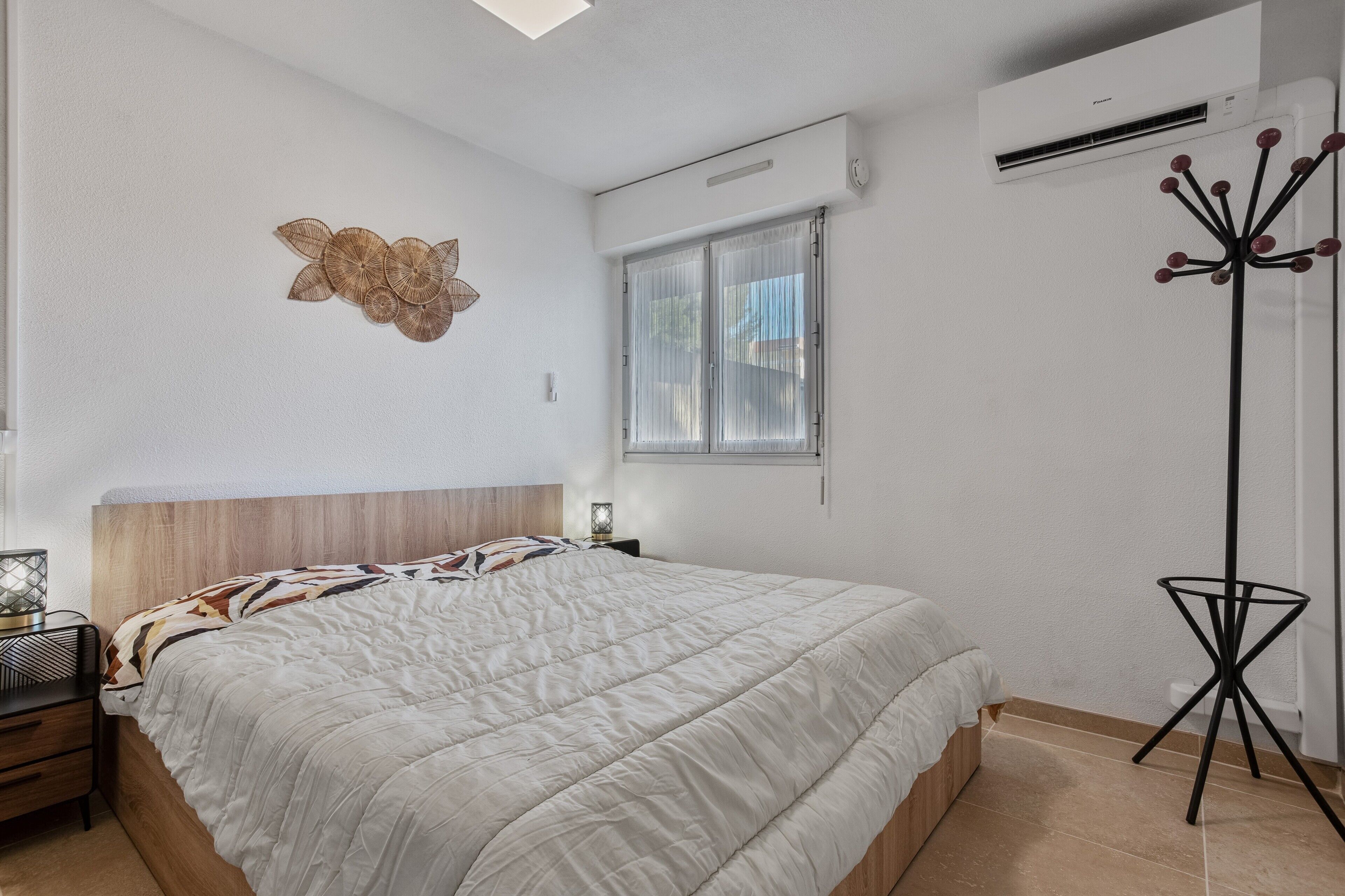 WiFi, bed sheets