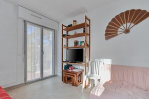 WiFi, bed sheets - Apartment 'Estivales 2' with Private Terrace and Garden (Saint-Raphaël)