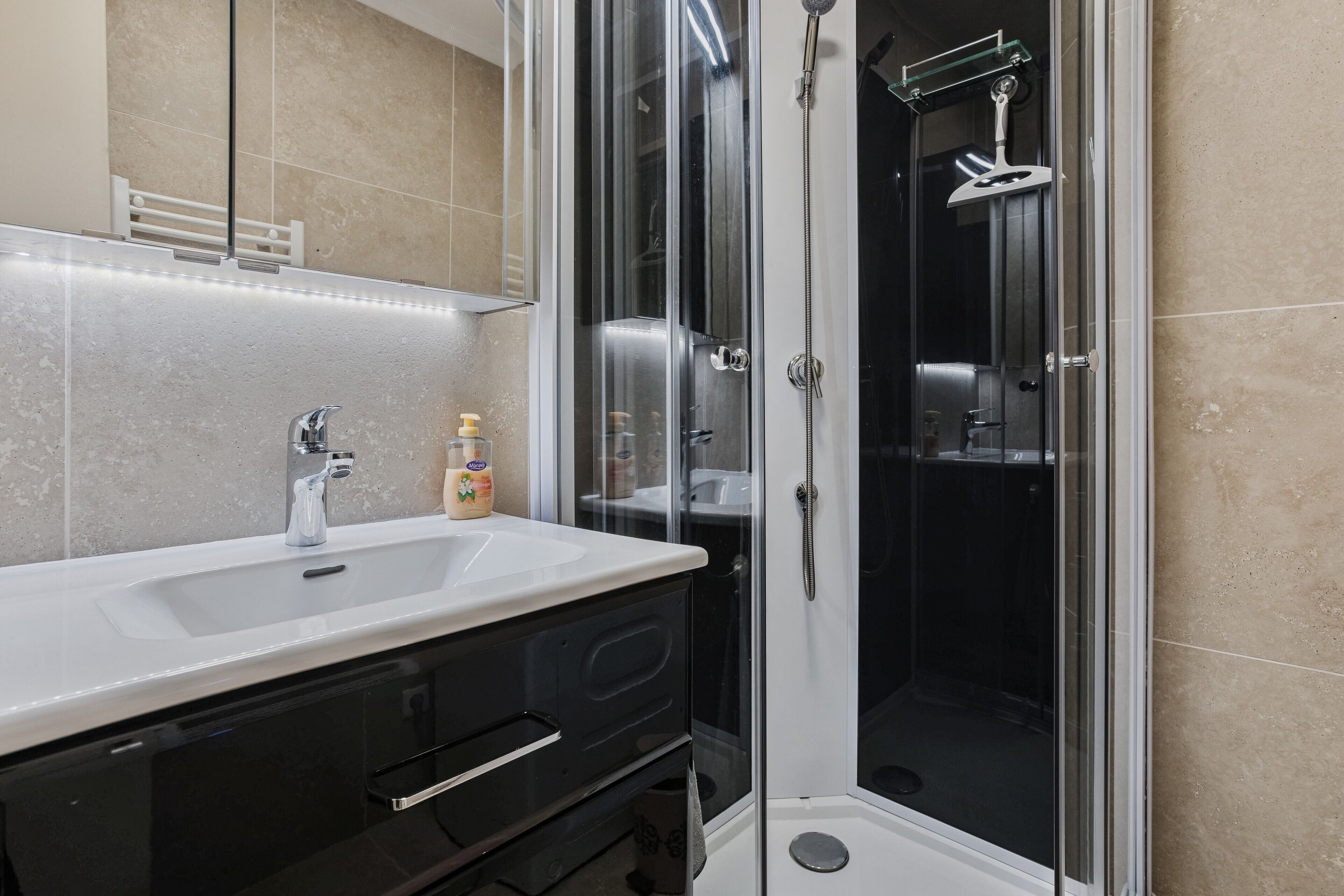 Dusj, hårføner og håndklær