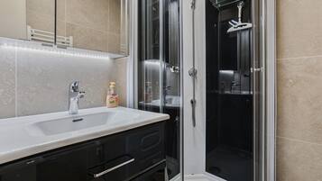 Dusj, hårføner og håndklær