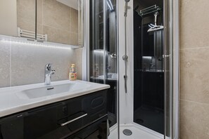 Shower, hair dryer, towels - Apartment 'Estivales 2' with Private Terrace and Garden (Saint-Raphaël)