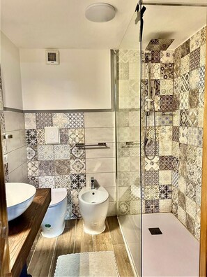 Shower, hair dryer, bidet, towels - Kevisco House is in the center of Rome very cozy equipped with all the comforts (Roma)