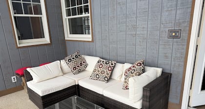 Wonderful 4-bedroom house with AC in charming Point Place. Families welcome.