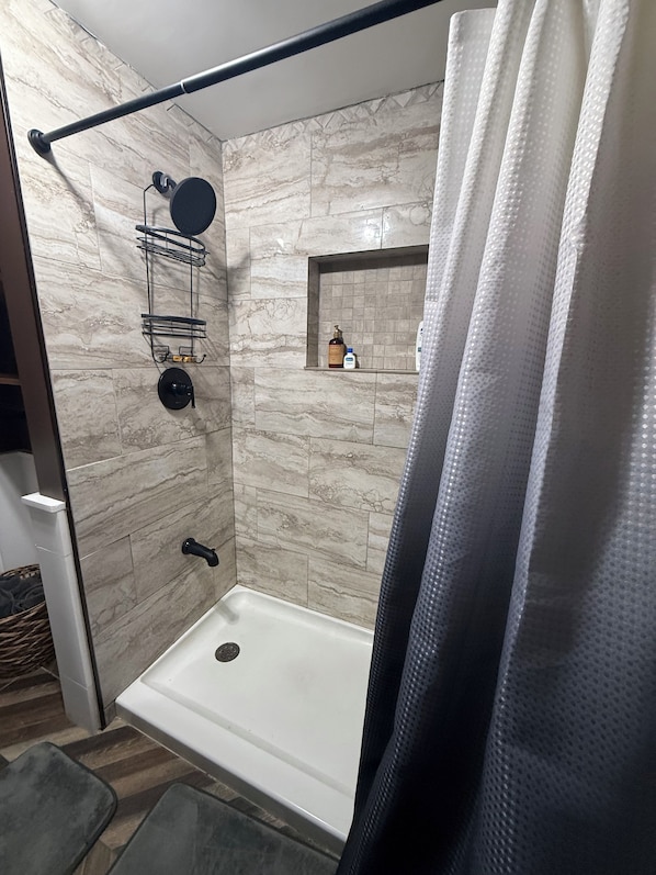 Douche, sĂšche-cheveux, serviettes fournies, savon