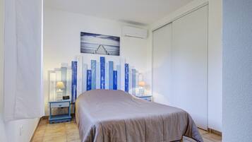 2 bedrooms, iron/ironing board