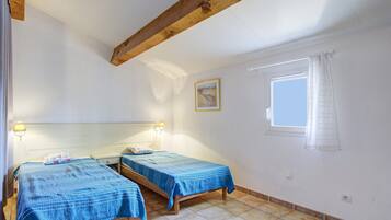 2 bedrooms, iron/ironing board