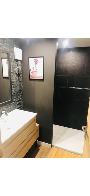 Shower, hair dryer, towels, soap - Aveleen house, between land and sea... (Quimperlé)