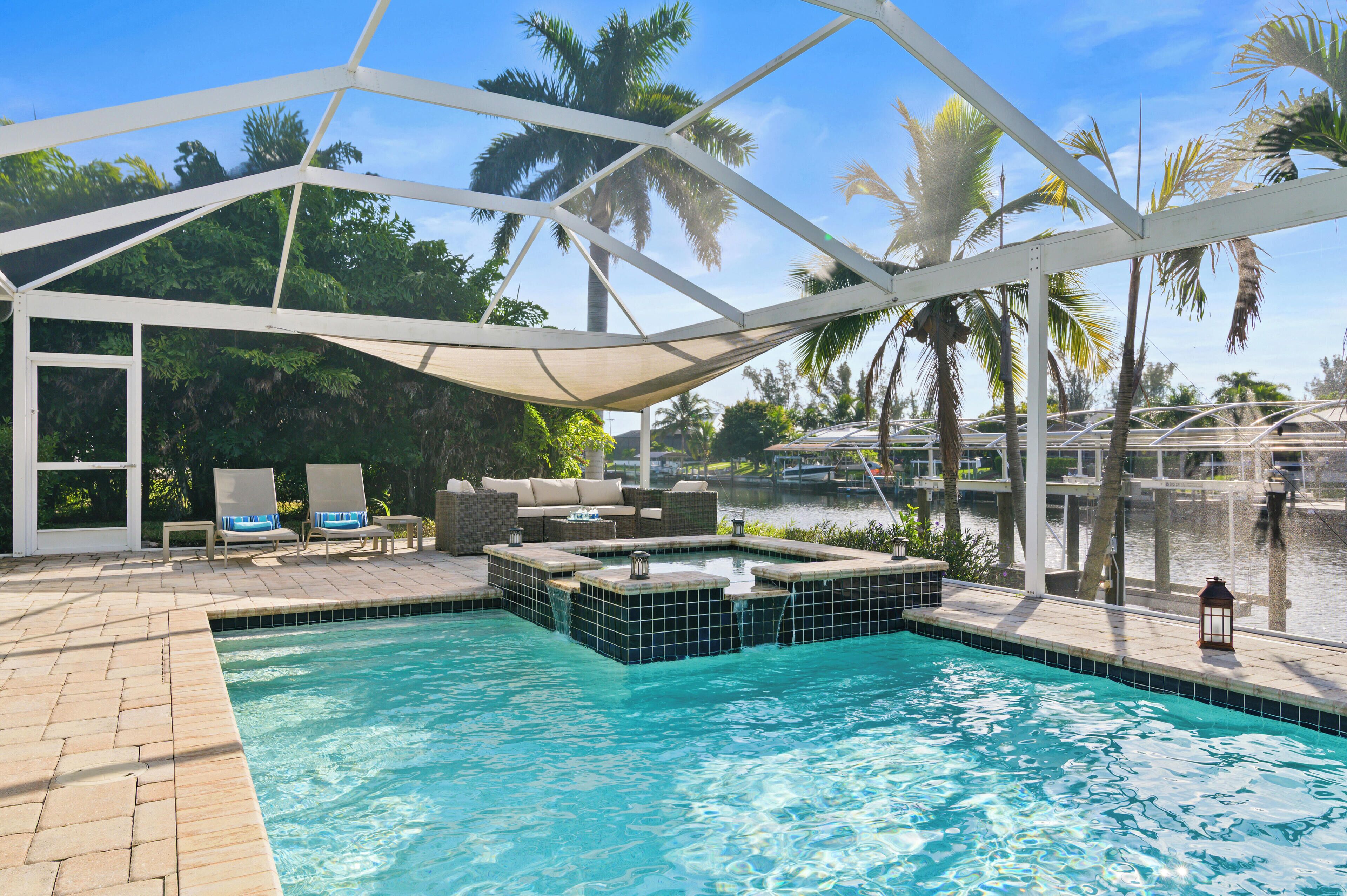 Utendørsbasseng og et oppvarmet basseng