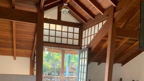 A room with a bed, a bench, and a view of the outside. - Pousada Aqui é Parati  (Paraty)