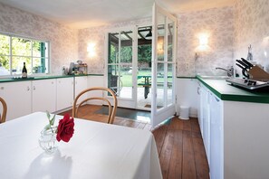 Réfrigérateur, plaque de cuisson, lave-vaisselle, cafetière/bouilloire