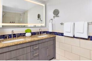 Douche, sèche-cheveux, serviettes fournies, savon