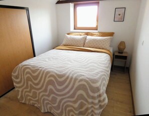 WiFi, bed sheets - Bright duplex 4-6 persons, balcony and private parking, 5 minutes from Colmar (Sainte-Croix-en-Plaine)