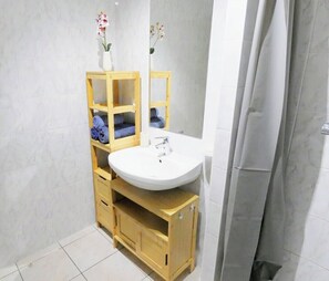 Shower, hair dryer, towels, soap - Bright duplex 4-6 persons, balcony and private parking, 5 minutes from Colmar (Sainte-Croix-en-Plaine)