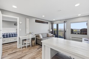 Living area - The Lake View Condo - Lake Winnipesaukee (Laconia)