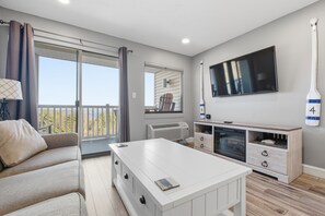 Living area - The Lake View Condo - Lake Winnipesaukee (Laconia)