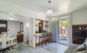 Apartamento | Zona de estar | Smart TV de 32 pulgadas con canales digitales