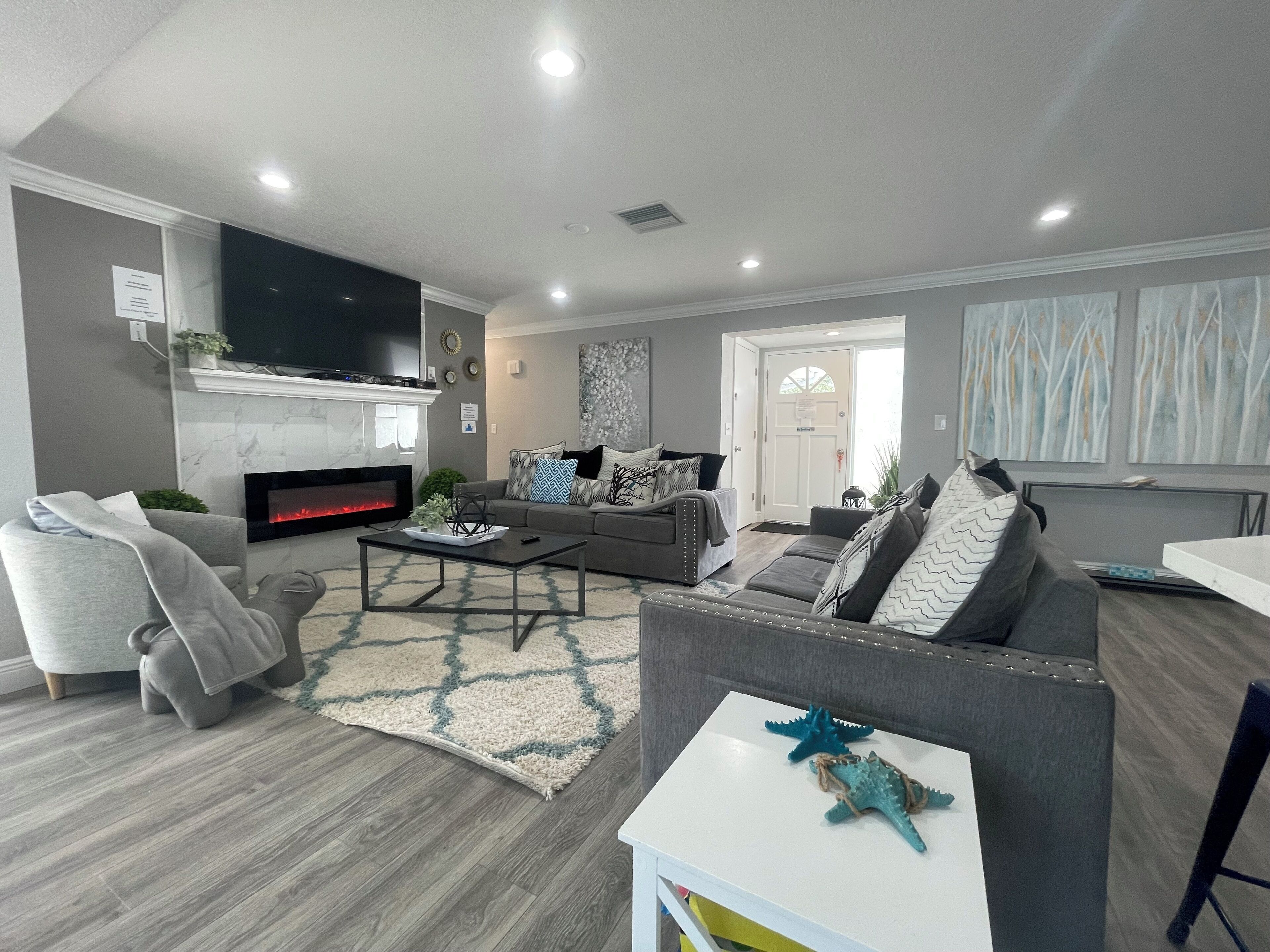 Smart-TV, Kamin, Bücher