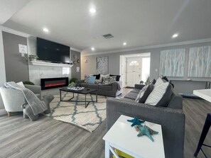 Smart-TV, Kamin, Bücher