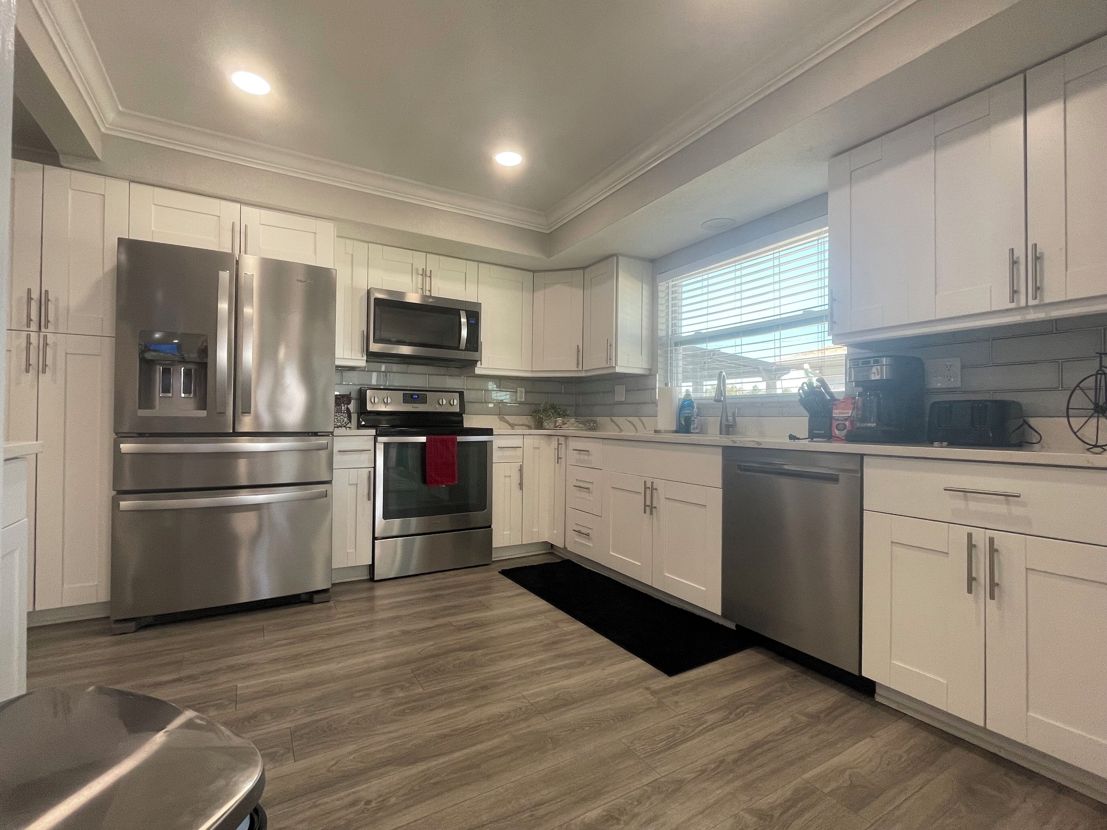 Réfrigérateur, micro-ondes, four, plaque de cuisson