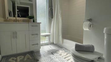Haartrockner, Handtücher, Seife, Shampoo