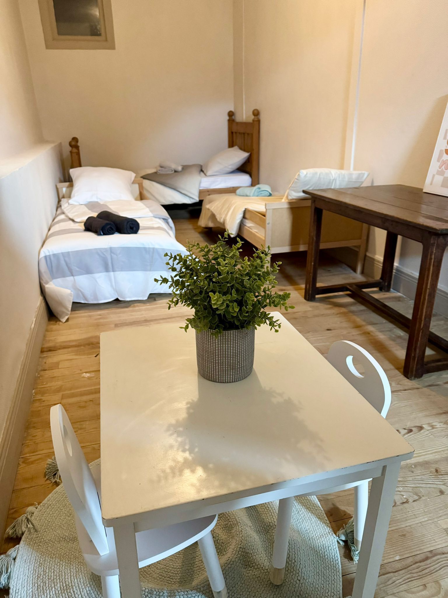 Tabla de planchar con plancha y ropa de cama