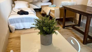 Tabla de planchar con plancha y ropa de cama