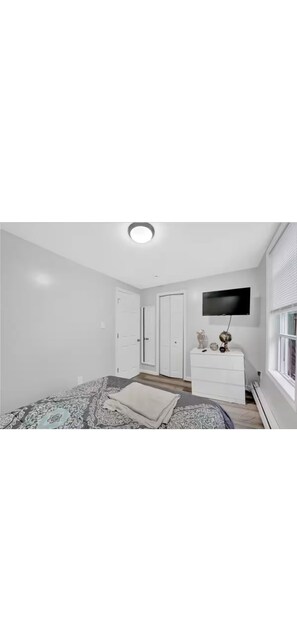 Tabla de planchar con plancha, wifi, ropa de cama