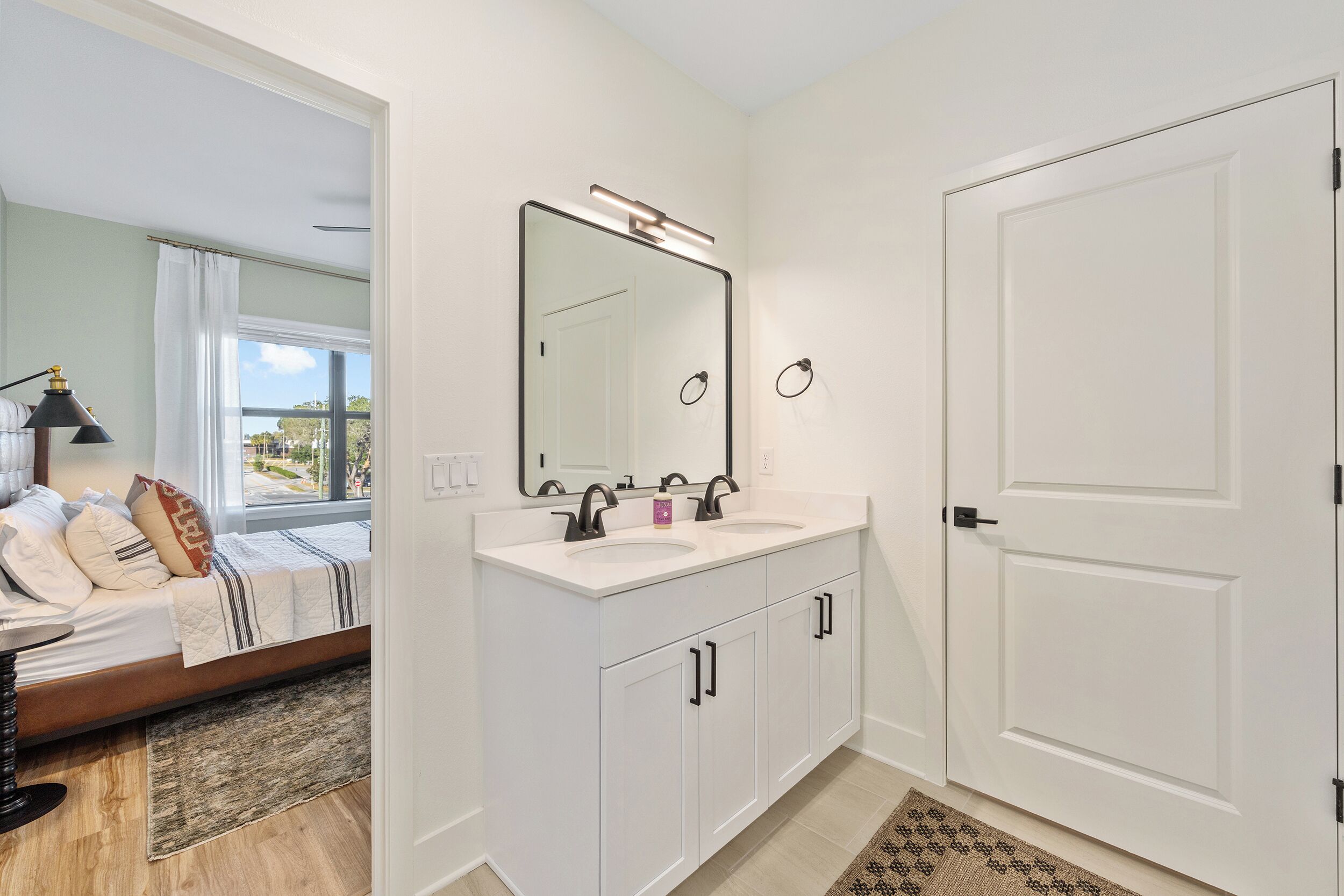 Een haardroger, handdoeken, zeep, toiletpapier