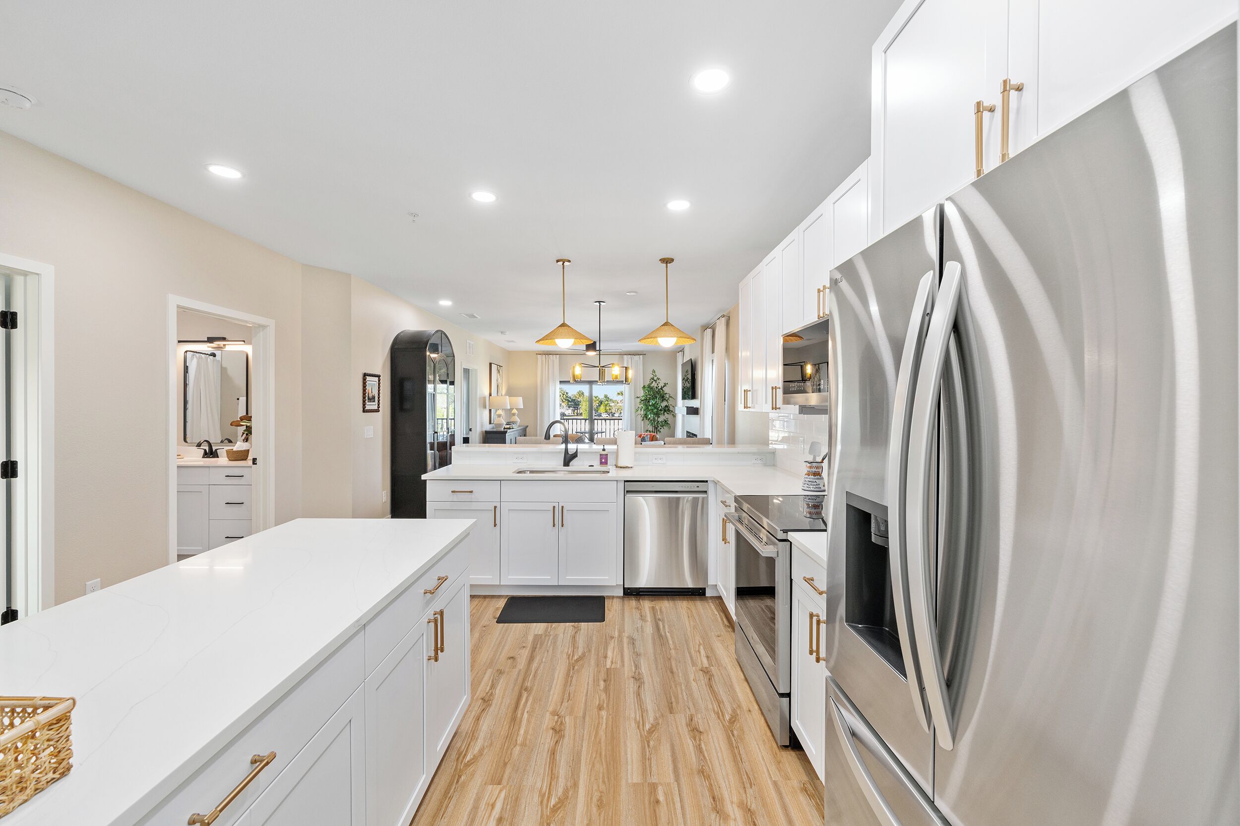 Microondas, horno, placa de cocina y lavavajillas