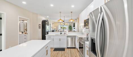 Microondas, horno, placa de cocina y lavavajillas