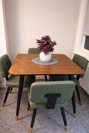Dining - Spacious and New! 3 bed Listing in Manchester. Board games, Smart TV and Guitar! (Manchester)