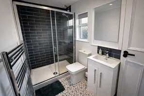Shower, towels - Spacious and New! 3 bed Listing in Manchester. Board games, Smart TV and Guitar! (Manchester)