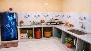 Private kitchen - A Rustic Bamboo-Themed Farmhouse in Jaipur with Swimming Pool & Jacuzzi Escape (Rawlot Nagar)