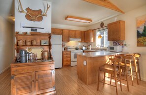 Jääkaappi, mikroaaltouuni, uuni, liesi