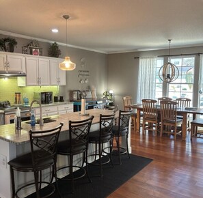 Microwave, oven, stovetop, dishwasher - 2026 World Cup - Spacious 3,400 sqft 5-bedroom house in beautiful Kansas City (Kansas City)